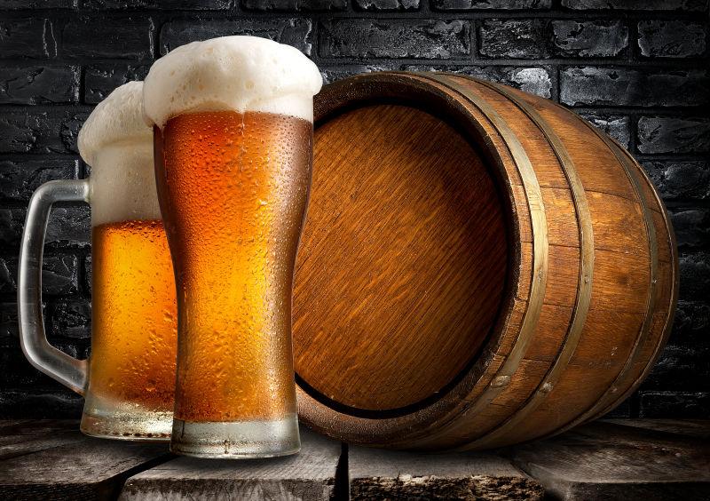 黑砖墙附近的啤酒桶和木桶