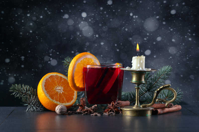 红色葡萄酒与柠檬片