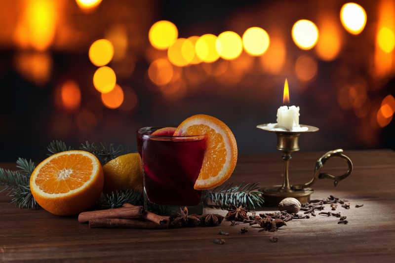 葡萄酒与燃烧的蜡烛