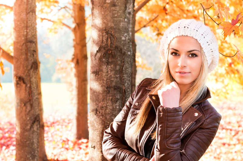 秋季树林里的美女