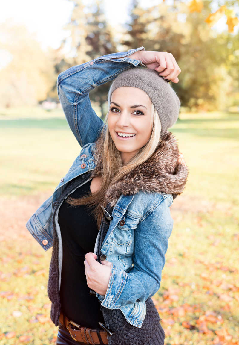 在户外戴着帽子的美丽女人