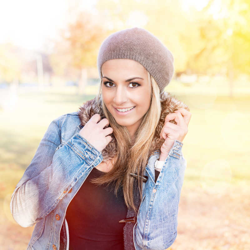 户外秋日里开心微笑的美女