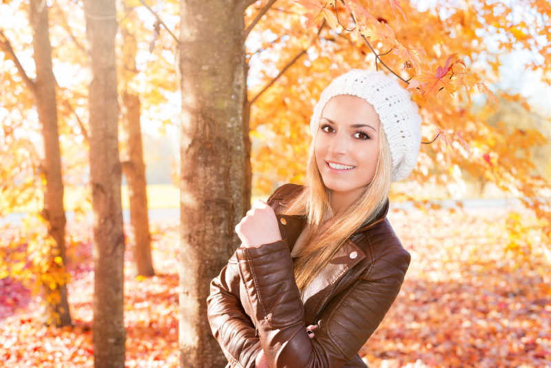 秋天美丽树林的漂亮女人