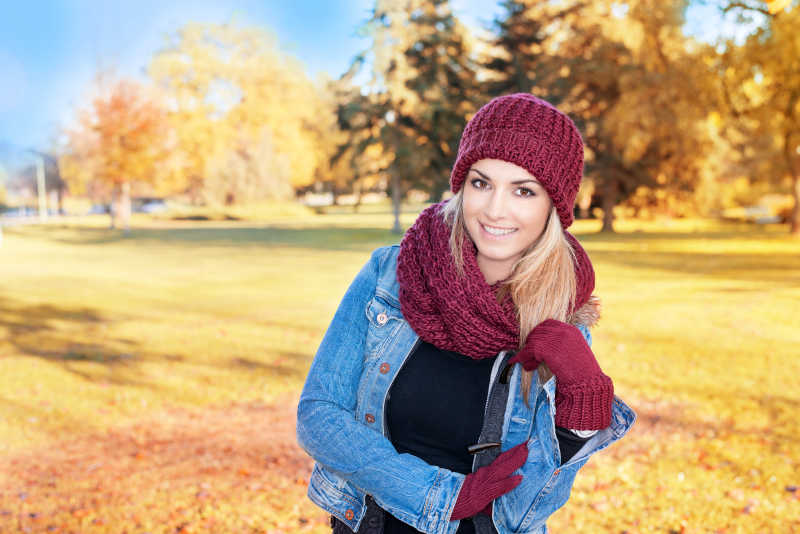 秋天美丽公园里的外国女人