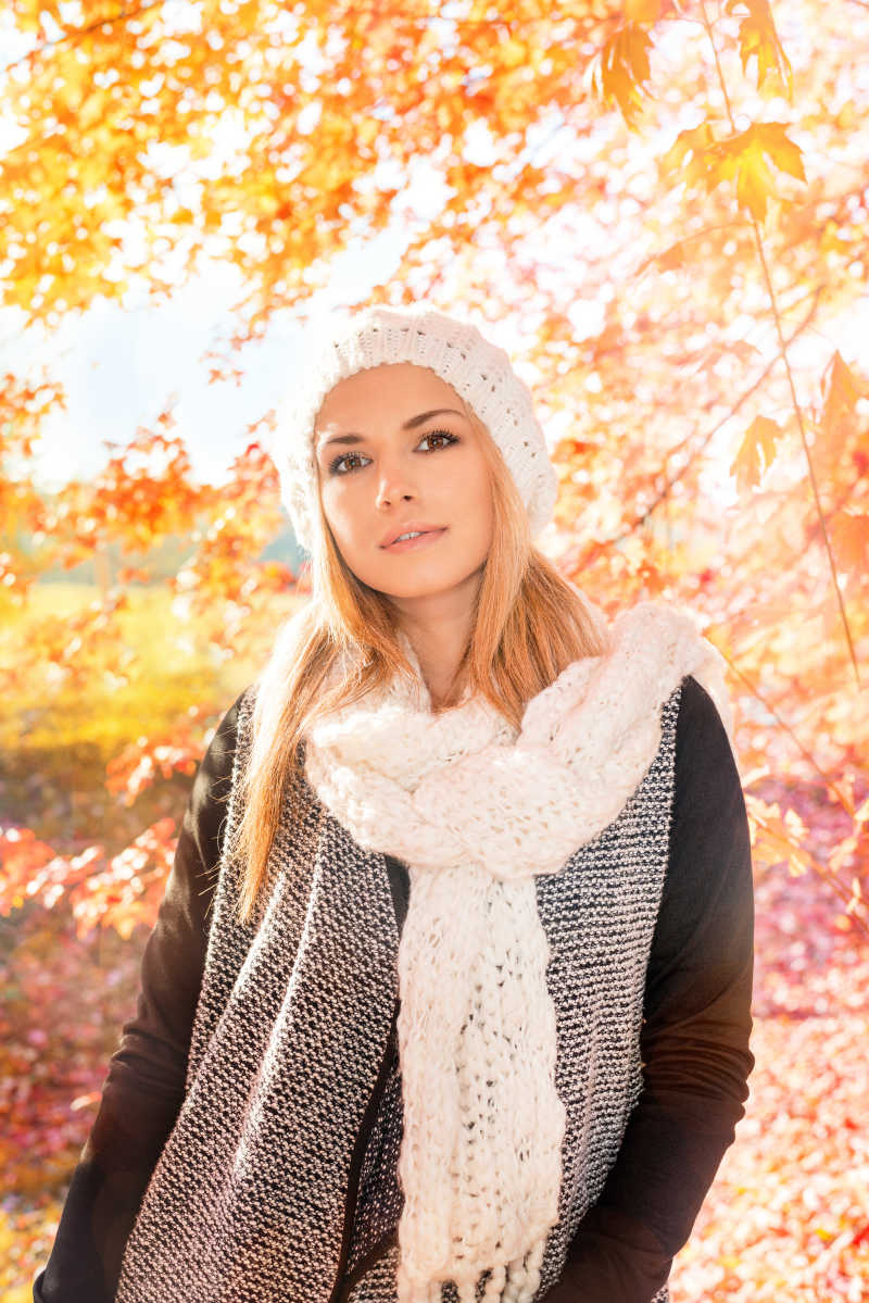 秋天风景里的美丽女人