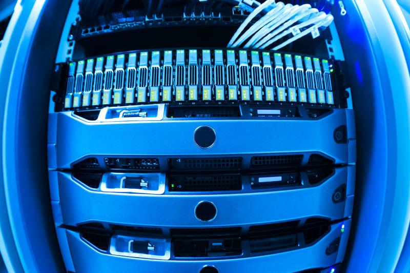 蓝色灯光下的网络服务器