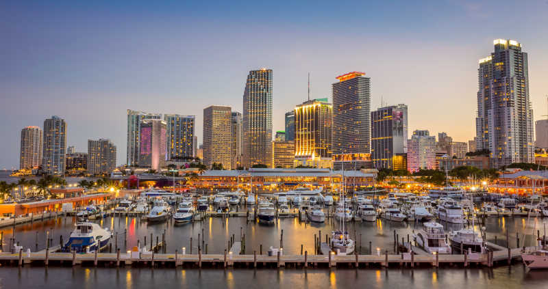 黄昏下的美丽的迈阿密城市风景