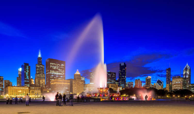 美国黄昏时分的白金汉喷泉