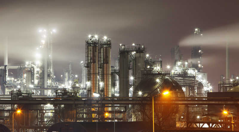 夜空下有灯光的石油化工厂