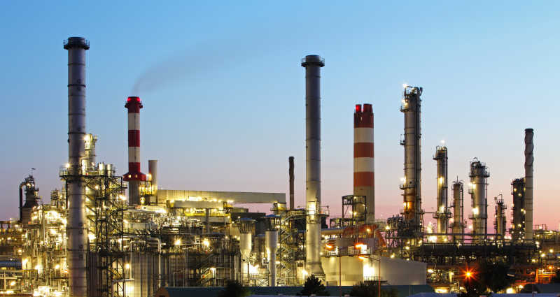 清晨有灯光的石油工业炼油厂