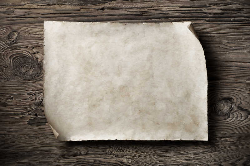 旧木桌上的羊皮纸