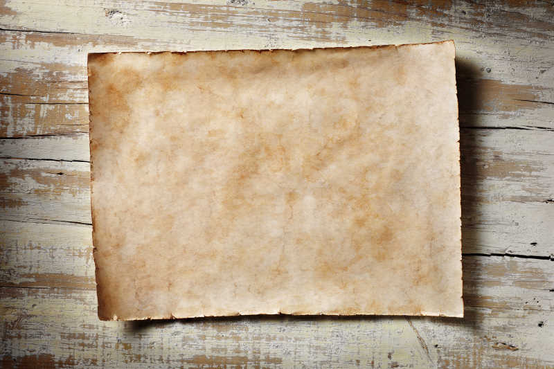 老白木桌上的旧羊皮纸