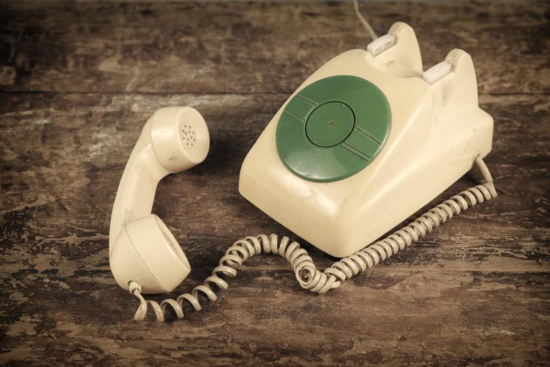 桌子上的复古电话