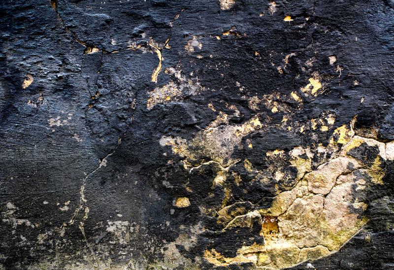 黑色开裂脱落的墙壁背景