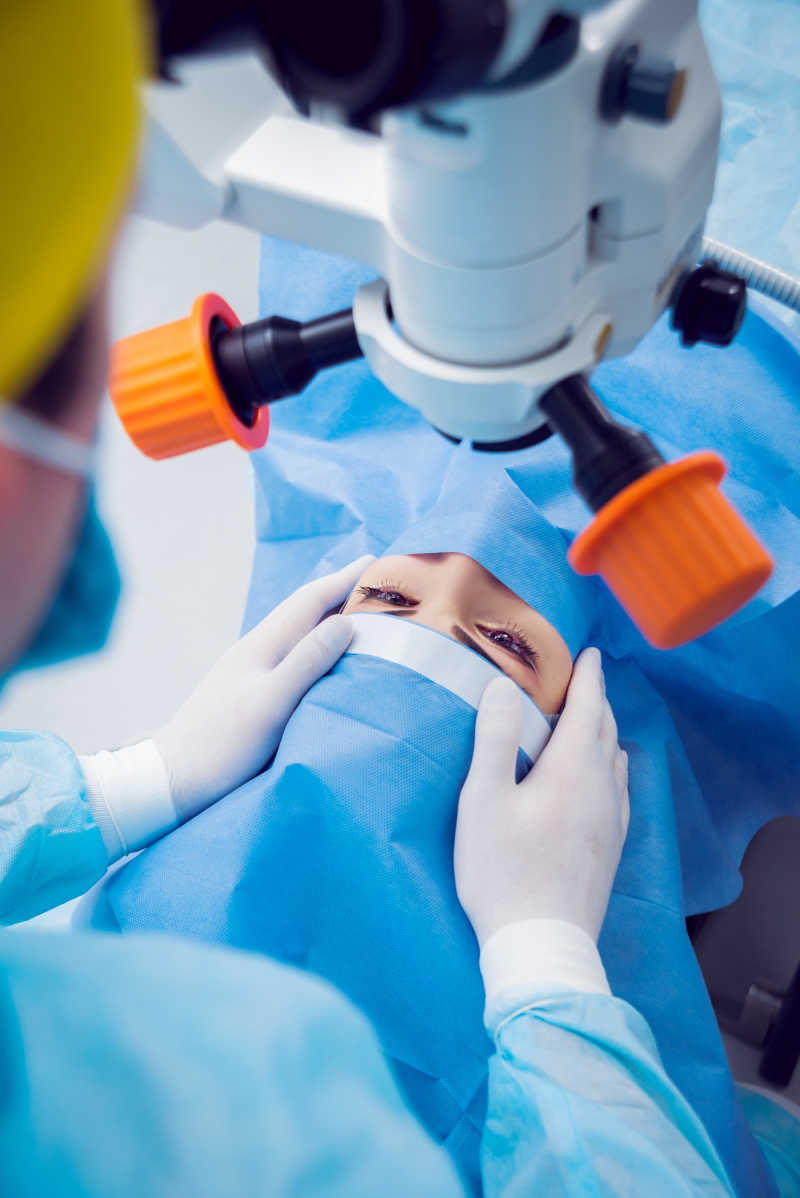 医生为病人治疗眼科疾病