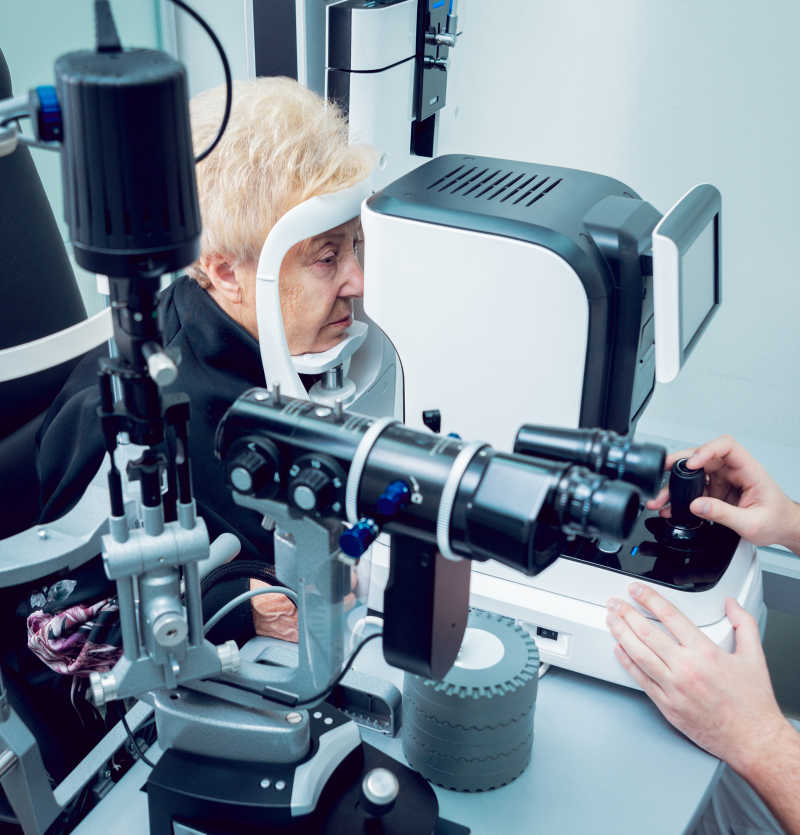 为病人检查眼睛问题的医生