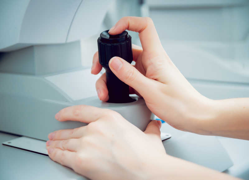 医生在操控眼科设备