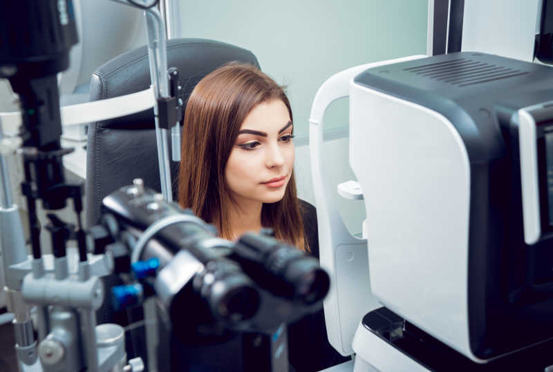 坐在医学设备前的眼科病人