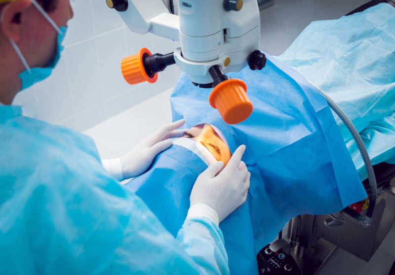 在为病人准备做眼科手术的医生