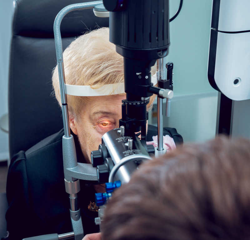 通过工具设备来检查病人的眼睛