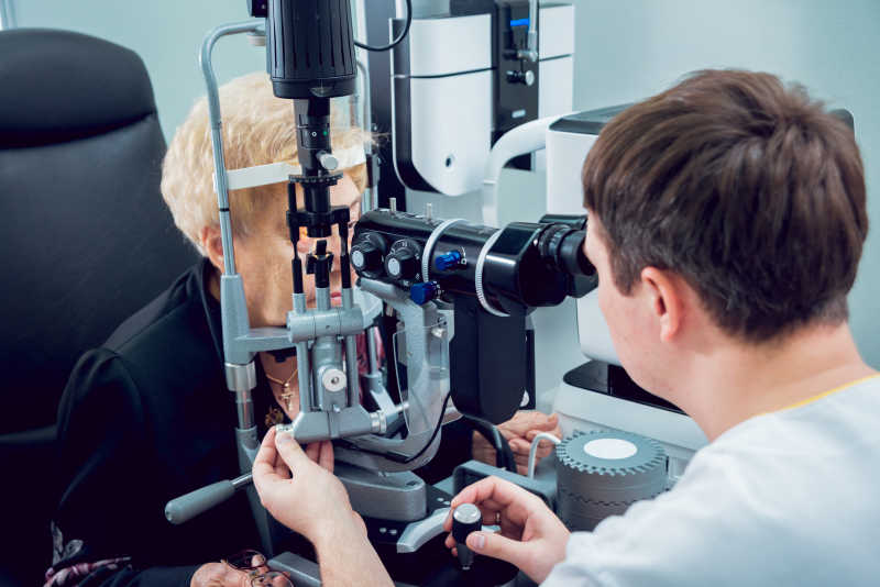 为病人检查眼球的医生