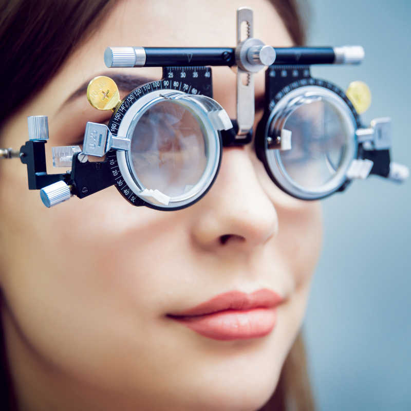 带着特殊眼镜的美女