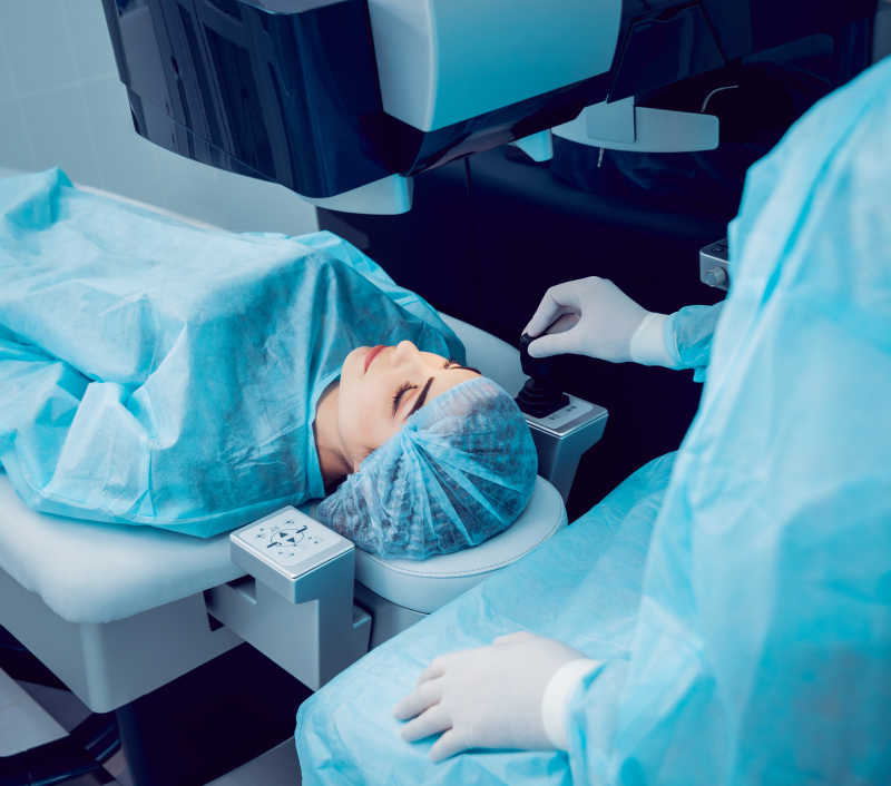 病人躺在床上等待医生为她治疗眼睛