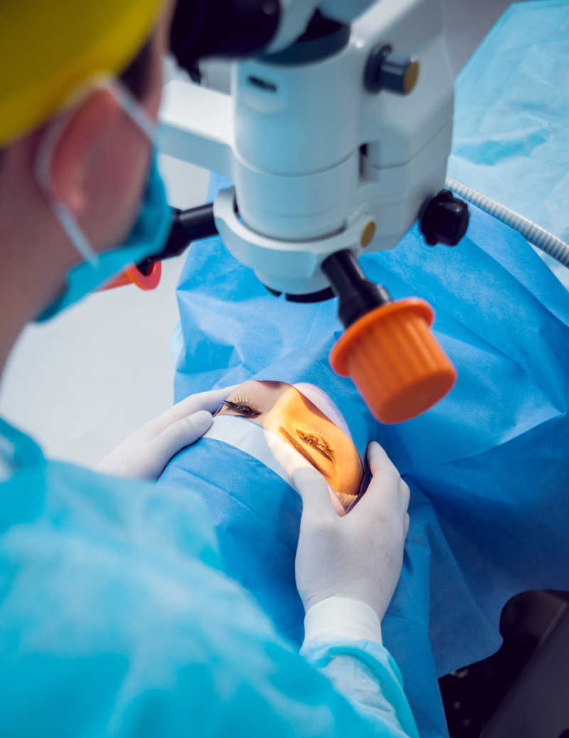 为病人做眼部手术的眼科医生