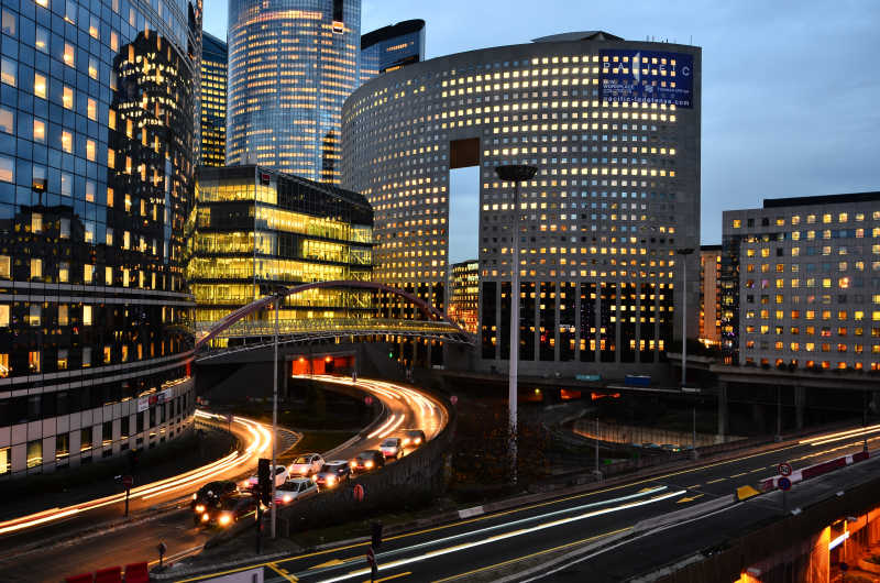 大小不一的豪华高楼建筑