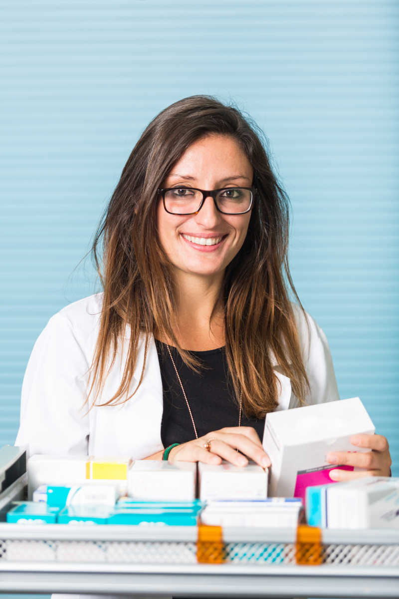 药店里微笑的药剂师拿着药