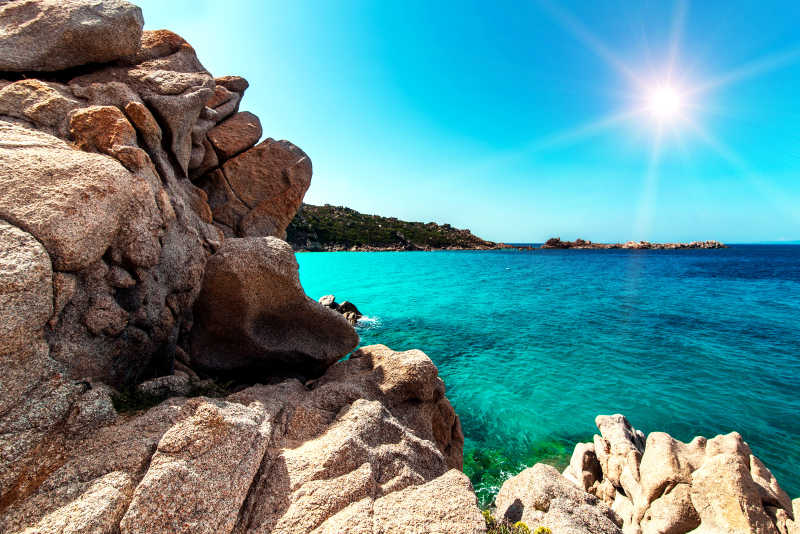 岛上的岩石与美丽的大海