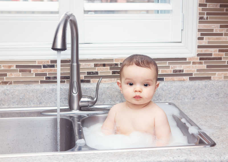 在洗碗池里的女婴儿