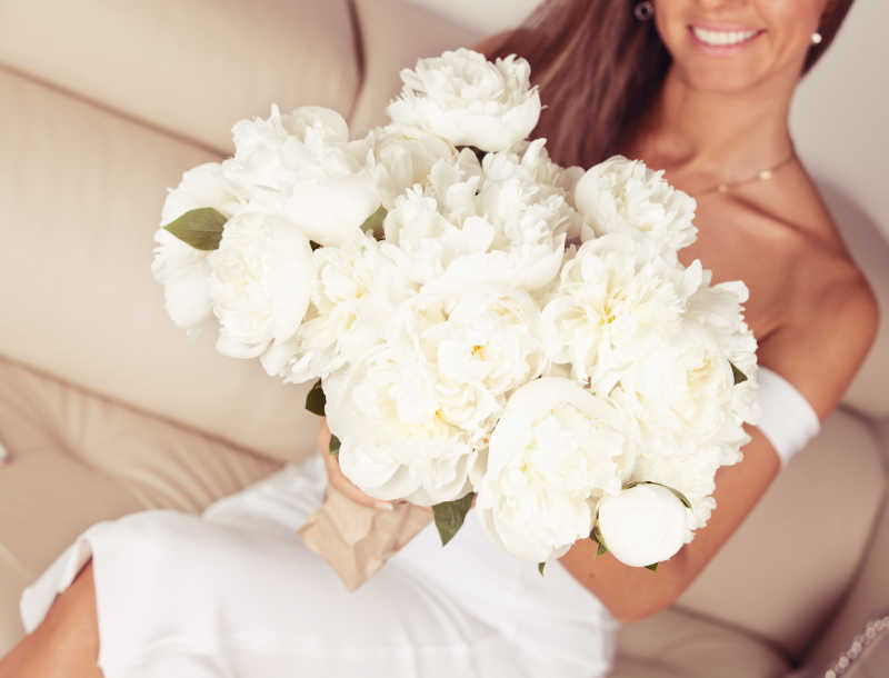 捧着白色花束的性感美女