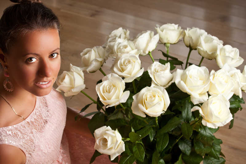 收到白玫瑰花束的美女