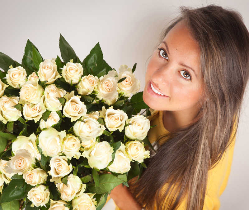 捧着一束玫瑰的长发美女