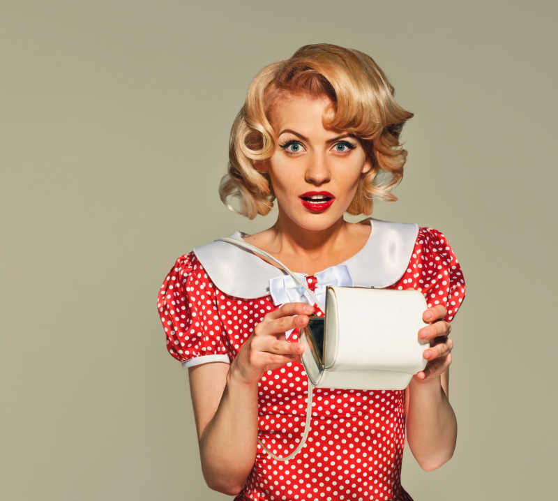 金发美女在看她的钱包