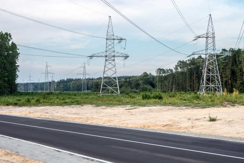 森林道路上的电线杆电塔