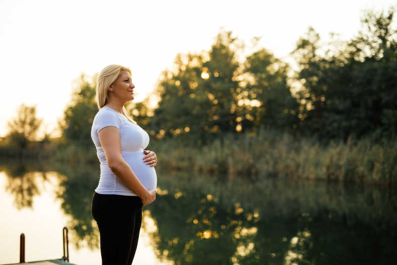 站在河边你的孕妇