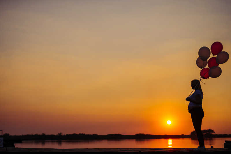 夕阳下的孕妇侧影