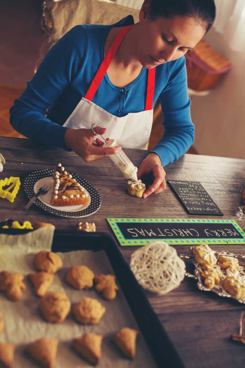妇女制作姜饼饼干