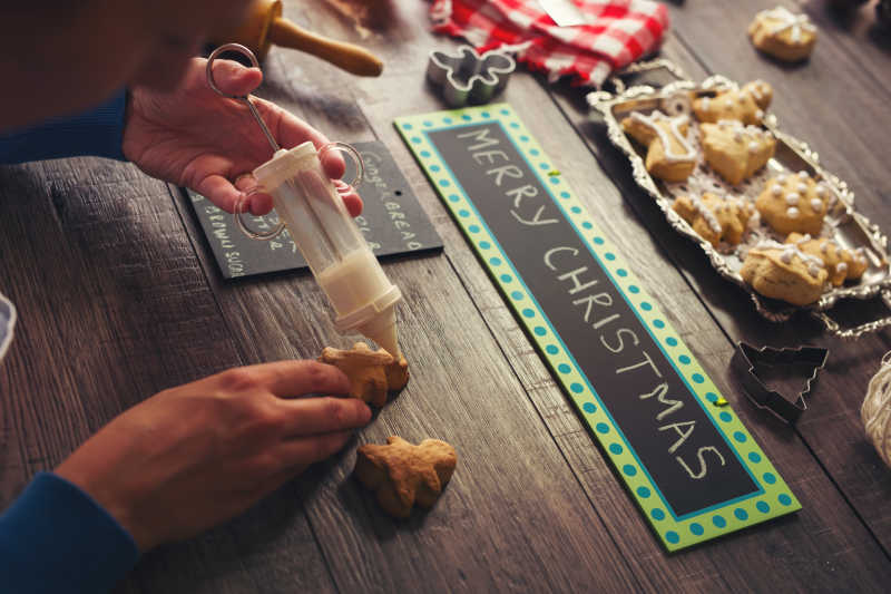 女子装饰姜饼饼干