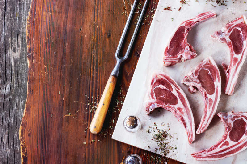 新鲜生羊排和叉子