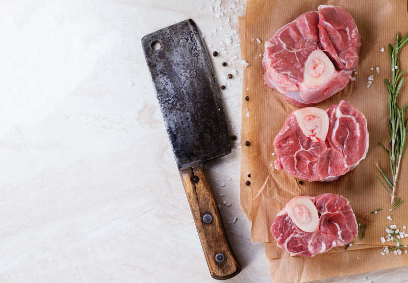 新鲜生羊排和刀