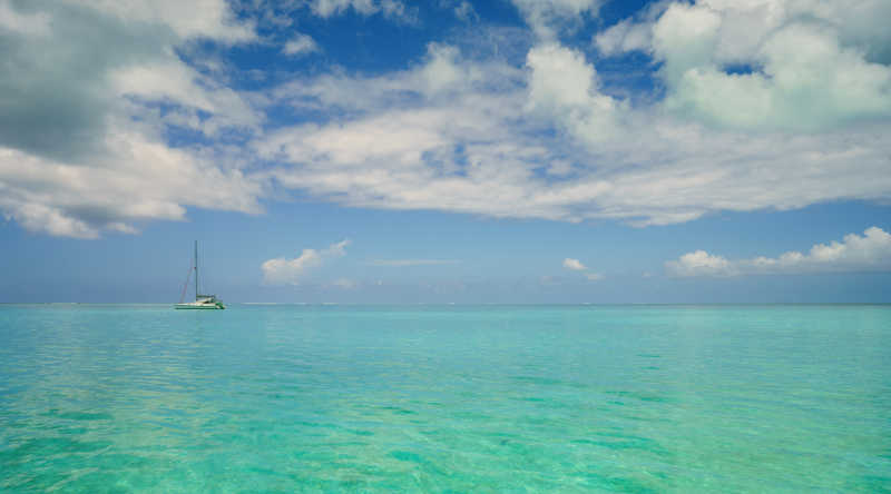 美丽的海水和小船