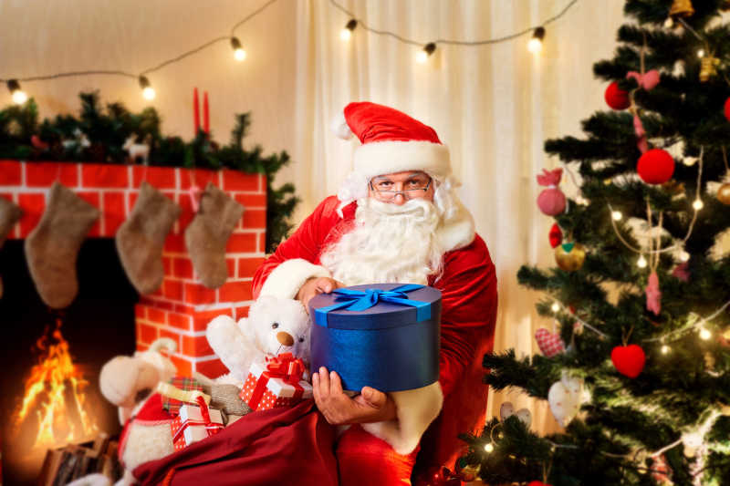 图片 创意图片 圣诞老人手捧粉色小猪系列 一 发放礼物的圣诞老人(43