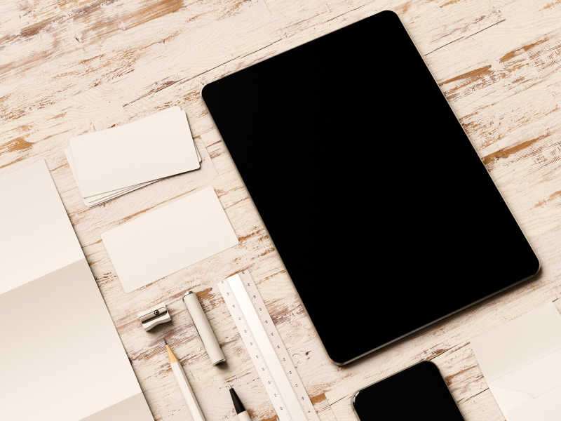 木纹理桌上的办公用品