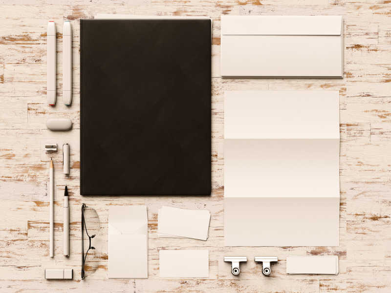 木桌子上的整齐办公用品