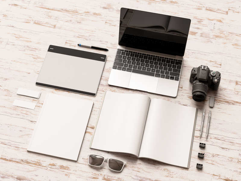 木桌上的工作用品