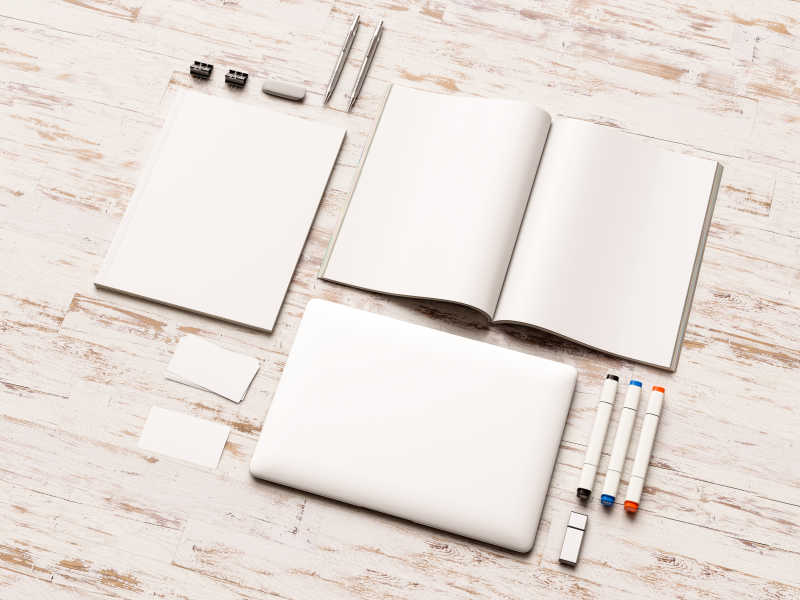 木桌上摆放整齐的办公用品