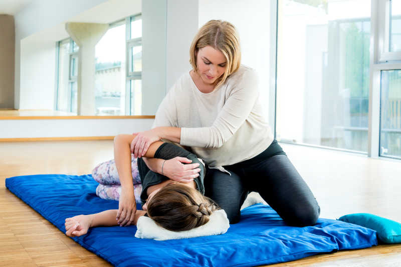 专业的技师在为客人疼痛的地方按摩